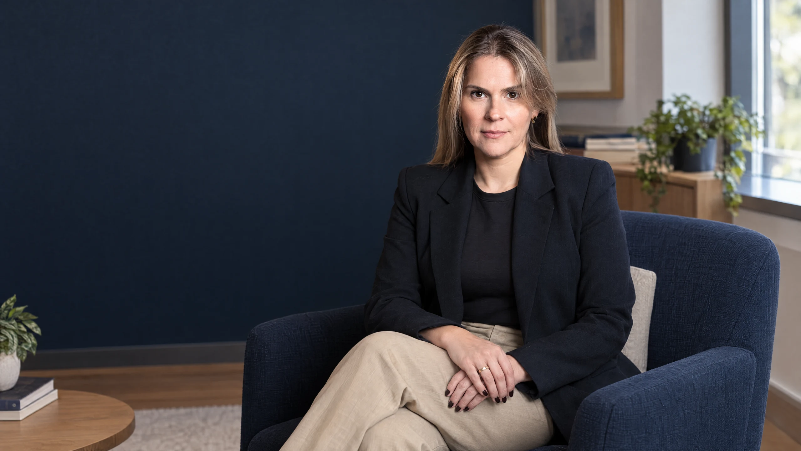 Fernanda Grolla, CEO da Weehub, sentada em uma poltrona em um ambiente de trabalho